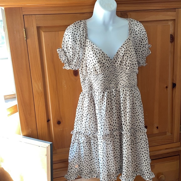 Chic Cream Ruffle Dress 🤍🖤 - Picture 3 of 12